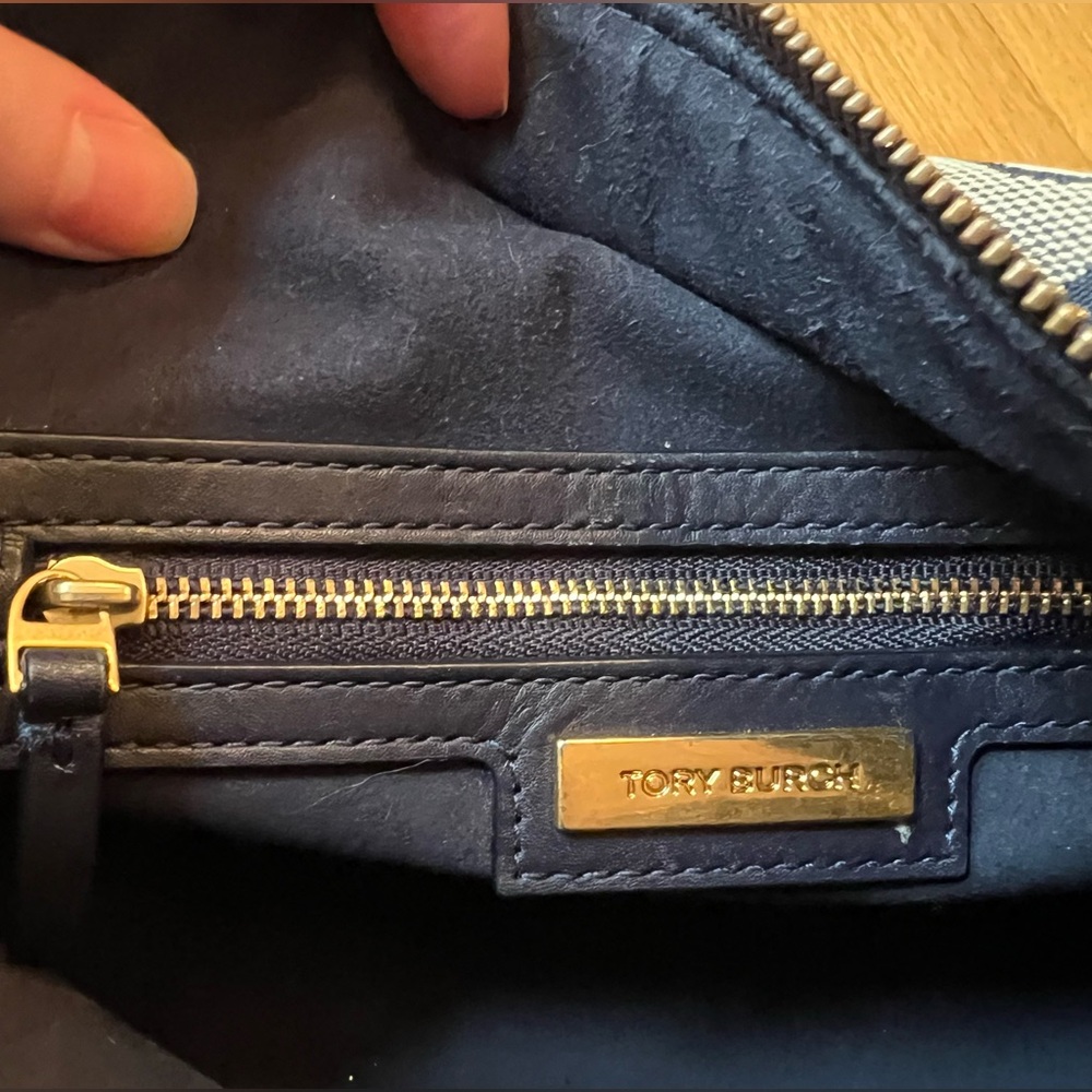 Tory Burch Navy T Monogram Jacquard Barrel Bag - Picture 11 of 15